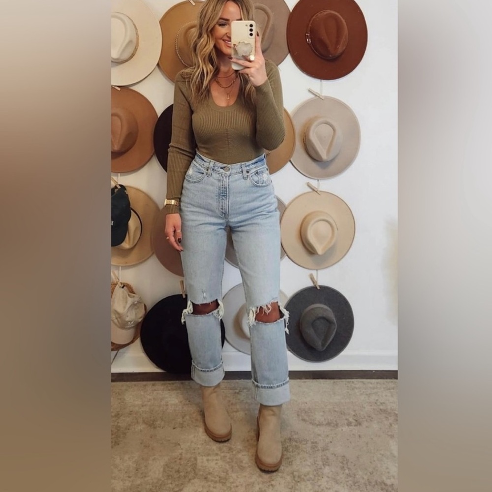 NWT! SOLD OUT Abercrombie Ultra High Rise 90s Straight Jeans in Light Destroy